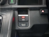 電子制御パーキングブレーキ搭載で指一本で簡単に操作することができます。さらに停車中に、ブレーキペダルを踏み続けなくても、自動的にブレーキを保持する機能である、オートマチックブレーキホールド付きです。