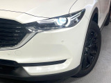 【LEDヘッドライト】悪天候や夜間走行時も良好な視界を確保し安心して運転できる高輝度LEDヘッドライトを装備!点灯速度が早く、消費電力も抑えられています。