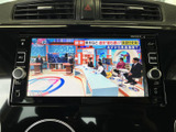 テレビ番組を画面で楽しめるモニターを装備。停車中の休憩時間などに映像を視聴でき、車内で過ごすひとときの楽しみが広がります。操作画面も見やすく確認できます。