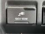 【100Vコンセント(電源ソケット)】電源からケーブルをつなげば、スマートフォンなどの電子機器の充電などを行うことができます!ゲーム機器や、カメラの充電にも便利ですね。