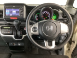 【ハンドル】運転にかかわる様々な操作を安全に行えるように視点移動が少なく操作性に配慮されたスイッチ類が凝縮されたコックピットです。