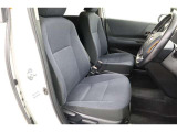 運転席・助手席まわりです。ゆったりと座って頂けるシートで快適です。