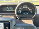 停車中にテレビ番組などを視聴でき、待ち時間も車内で過ごしやすくなります。画面と操作ボタンがまとまっており、必要な情報を確認しやすい配置です。
