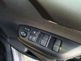 運転席の窓のスイッチです。窓の開け閉めのほか、ドアミラーの調整とドアの鍵もここで操作できます。