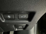 電動式バックドアです。 荷物を持ったままでもボタン一つで自動的に開け閉めできるので便利ですよ。 挟み込み防止機能も付いていますのでお子様の手や荷物を挟み込むのを防いでくれますよ。