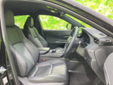 前席は身体を預けやすい形状で、運転席からの視界も広く確保されています。落ち着いた色調のシートとすっきりした足元で、日常の移動もゆったり過ごせる空間です。