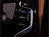 運転中にもオーディオの音量やFMの切り替えなどステアリングでの操作で切り替え可能なため、ステアリングから手を放す必要がない為、運転中でも操作が簡単でございます。