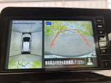 車両周辺を上から見た表示と後方の映像を切り替えて確認できる画面です。駐車時に周囲の安全を目で確かめやすく、車庫入れや狭い場所での取り回しをサポートします。
