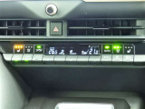 運転席・助手席・独立型オートエアコン。運転席と助手席で別々の温度設定ができ快適なドライブが楽しめます!高級グレードの証ですね!