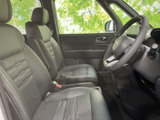 前席はゆったりとした形状で、運転席と助手席それぞれにヘッドレストを備えています。大きな窓から外の様子を確認しやすく、落ち着いて過ごせる空間です。