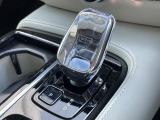 【オレフォス社製クリスタル・シフトノブ】高い存在感を放つクリスタルのシフトノブはボルボPHEV車のみに装備される特別なアイテム。スウェーデン南部のクリスタルガラスメーカー、オレフォス社による製造。