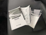 メンテナンスノート、取扱説明書です。 その車の整備記録が事細やかに記録されています。 車が生まれてから今までどのような道を歩んできたのか判るとても重要な物ですよ。