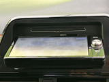 停車中はモニターでテレビ映像を視聴でき、休憩時間などを車内で過ごす際に活用できます。画面と操作部がまとまった配置で、停車時に映像を楽しみたい方にも便利な装備です。