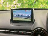 ダッシュボード上部に画面を配置し、運転席から確認しやすいレイアウトです。ナビやオーディオなどの情報を画面で扱え、毎日の移動を便利にサポートします。