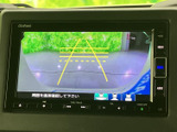 後方の様子をモニター上で確認でき、駐車時など周囲を確かめたい場面で心強い装備です。画面には目安となるガイドも表示され、車庫入れの際の確認をサポートします。