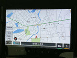 道路や周辺施設を地図上で確認でき、現在地を把握しながら目的地への移動をサポートします。縮尺の表示もあり、道順の確認やお出かけ先での位置確認に役立ちます。