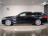 BMWではロングホイールベースの採用をしており、すべての車種に適用され、走行中の安定感の向上されております。また室内空間の広さにも貢献しております。