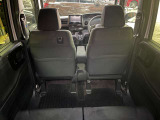 後ろから見た車内です。運転席と助手席の背もたれ越しに、真ん中の画面が見えます。
