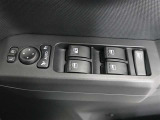 運転席のパワーウインドスイッチで全席窓の開閉・ロック操作ができます。