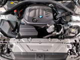 【BMWエンジン】革新的なガソリン・エンジン・テクノロジーによる高性能かつ高効率。レスポンスの良いパワーを発揮。常にスムーズな吸気を実現しアクセル開度にダイレクトに反応しドライビングを楽しく演出。