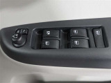運転席のパワーウインドスイッチで全席窓の開閉・ロック操作ができます。
