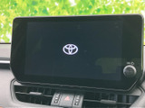 大きく見やすい画面を備え、ナビやオーディオの情報を確認しやすい設計です。画面下にはハザードスイッチも配置され、運転中に必要な案内や操作部を見つけやすく、日常使いに便利です。