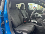 長時間の運転にも疲れにくいしっかりとしたシートになります。