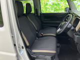 前席は左右にゆとりをもって配置され、運転席から前方を見渡しやすい室内です。窓から光が入り、落ち着いた色合いのシートとともに、日常の移動を快適に過ごせます。