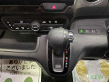 シフトレバーとエアコンのパネルです。エアコンにはAUTOのボタンがあり、横にECONのボタンも見えます。