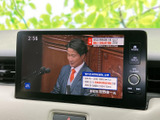 テレビ番組を画面に表示でき、停車中の待ち時間に映像を視聴できます。お出かけ先での休憩時など、車内で過ごす時間を有効に活用できる便利な装備としてご利用いただけます。