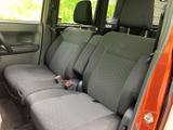 左右の前席に加え、中央のひじ掛けも確認できる運転席まわりです。窓から外を見渡しやすく、乗員それぞれが落ち着いて座れる空間。シートは控えめな柄と色合いでまとめられ、毎日の移動にもなじみやすい室内です。