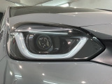 LEDヘッドライトは、点灯の瞬間から最大光量を発揮し、突然暗くなるトンネルなどでの安定感を高めます。