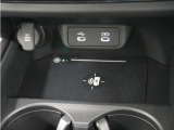 センターコンソールトレーはワイヤレス充電器(Qi(チー)規格)となっており、対応機種を置いておくだけで充電可能です。