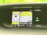 車両周囲の映像と上から見た表示が並び、駐車時に周辺の状況を確認するのに役立ちます。画面内の案内表示も見ながら、駐車スペースや車両位置を把握しやすい装備です。