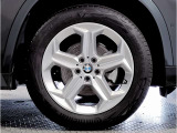 【BMWアロイホイル】軽量かつ強度に拘ったアロイホイル。走行性能ポテンシャルを引き出す設計。車の足元を引き締めてくれる大きなポイントはアロイホイルです。