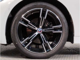 【BMWアロイホイル】軽量かつ強度に拘ったアロイホイル。走行性能ポテンシャルを引き出す設計。車の足元を引き締めてくれる大きなポイントはアロイホイルです。