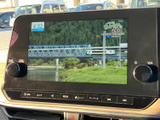 テレビ映像を表示できる画面を備えており、停車中の待ち時間に番組を楽しめます。画面内に放送情報も表示されるため、内容を確かめながら視聴できます。