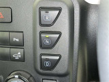 コーナーセンサーを車の前後に装備。障害物までの距離に応じて警告音を変えてお知らせ。縦列駐車時や駐車場・車庫などでの取り回しをサポートします。詳細は販売店スタッフまでおたずねください。