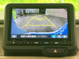 後方の状況をモニターで確認しながら、駐車時の周囲確認に活用できます。画面には目安となるガイド線も表示され、車庫入れや駐車位置を合わせる際に役立つ装備です。