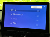 TVやBluetooth、USB、AMなどの選択項目が画面にまとまり、使いたい音源を見つけやすい構成です。音量操作も画面下に配置され、日常の操作を迷いにくくしています。