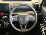 インテリアに合わせたデザインのステアリングは、運転される方のことも考え、運転しやすい形状、大きさです。是非一度、実際に触ってお確かめください。