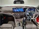 BMWの運転席はドライバーオリエンテッドという構造を採用。ドライバー目線の操作がしやすい設計になっており、ドライブ中にも目線の移動が少なく運転中にも簡単に操作ができます。