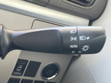 表示を確認しながら手元で扱えるレバーで、運転席から手の届きやすい位置に配置されています。必要な操作を確認しやすく、天候の変化に合わせた運転をサポートしてくれます。