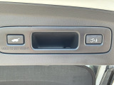 運転席とリアゲート本体に開閉スイッチを装備し、とても便利な電動リアゲート!