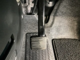 パーキングブレーキはフット式なので運転席と助手席の間はすっきり、移動も楽々です。さっと手が届く位置にATセレクトレバーやエアコンスイッチなどがあり操作性に優れています
