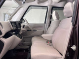 【ベンチシート】運転席と助手席の間にカバンを置いたり、肘掛けをおろしたり様々なシーンに合わせてお使いいただけます♪