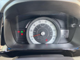中央の速度計と左右の表示部がまとまり、走行中に必要な情報を運転席から確認しやすいレイアウトです。表示位置がひと目で把握しやすく、日々の運転を落ち着いて支えてくれます。