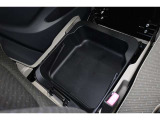 助手席下収納があり車内の荷物も整理できスッキリです♪