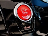 【スタートボタン】リモコンキーを持っているだけで起動可能なスタートボタン。オートスタート/ストップ機能も装備しており燃料消費量の軽減に貢献します。