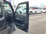 ドアを開けると、運転席まわりへの移動がしやすい広めの開口部が目に入ります。ドア内側には収納スペースがあり、身の回りの小物を置く際にも便利です。